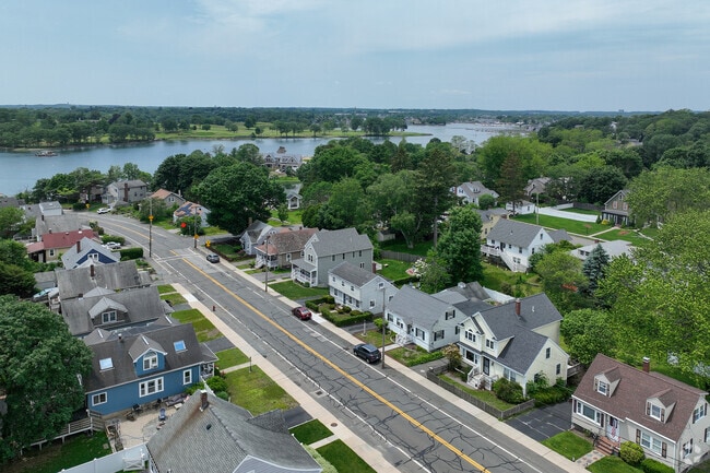 Homes in Ryal Side are situated close together, often boasting stunning waterfront views that enhance the neighborhood’s scenic appeal.