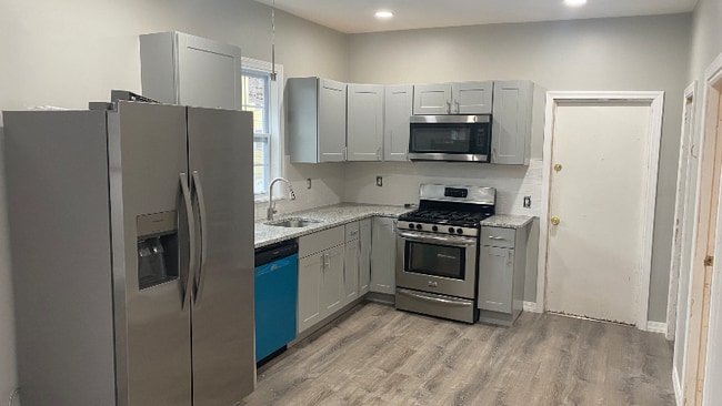 172 Japonica St unit 2, Pawtucket, RI 02860 - photo 2