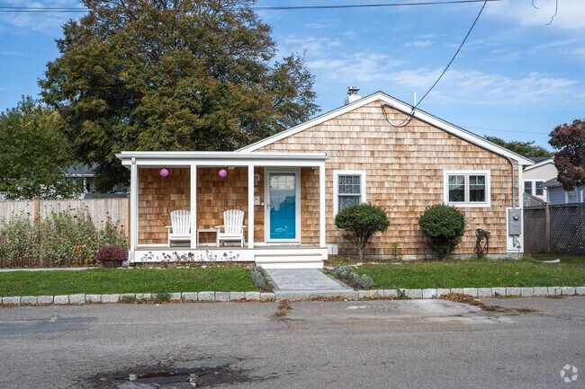 A cozy beach cottage can be found throughout the Strawberry Hill neighborhood.