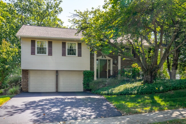 1709 Glastonberry Rd, Potomac, MD 20854 - photo 2