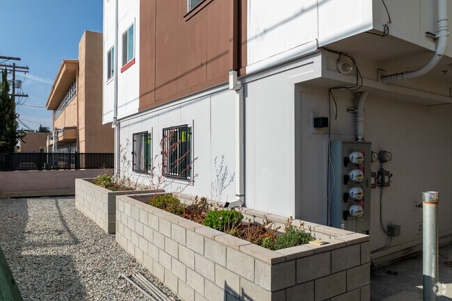 1366 West 35th St, Los Angeles, CA 90007 - photo 7