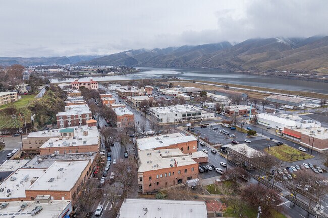 The city of Lewiston has beautiful views over the surrounding mountains nearby.