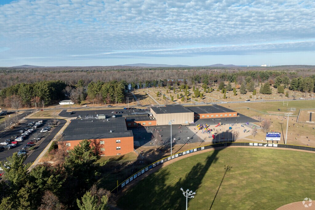 Mosinee Elementary School is located conveniently for residents.