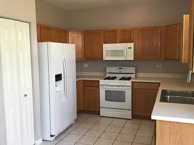 2364 Chesapeake Bay, Elgin, IL 60123 - photo 2