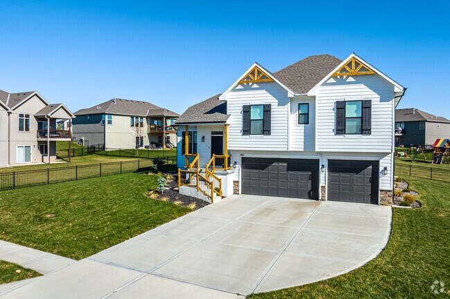 New homes in Spring Hill have garages.