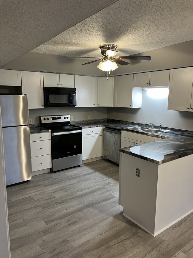 301 Cypress St unit Apartment 5, Bristol, TN 37620 - photo 2