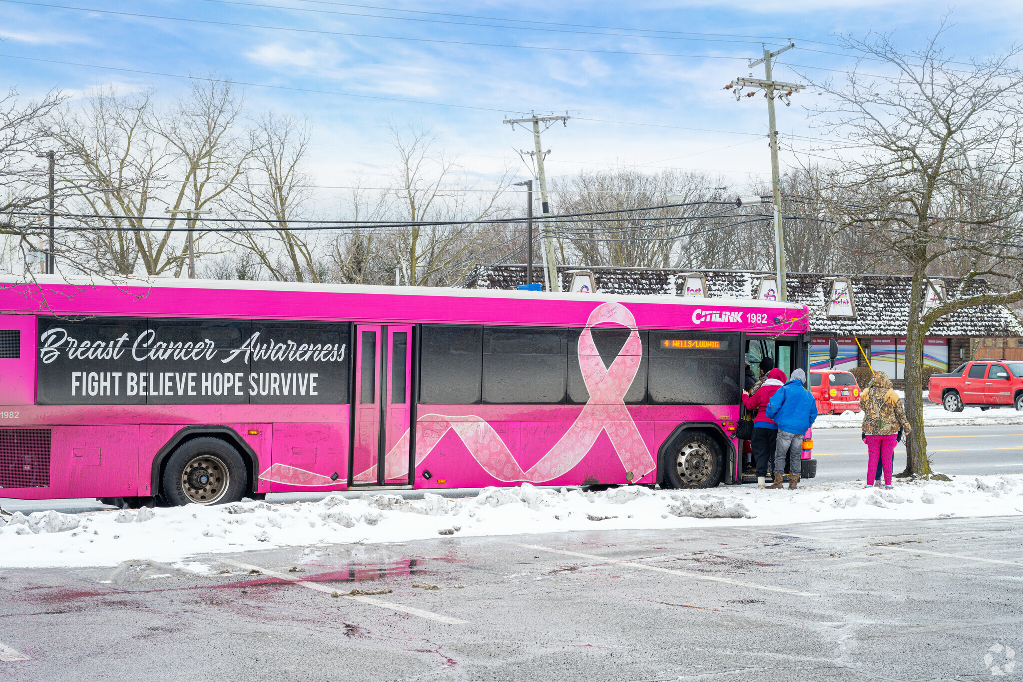 Fort Wayne's Citilink Bus has stops close to Lofton Woods.