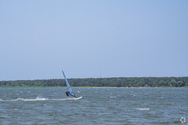 Monomoscoy Island go to Callies Beach to windsurf.
