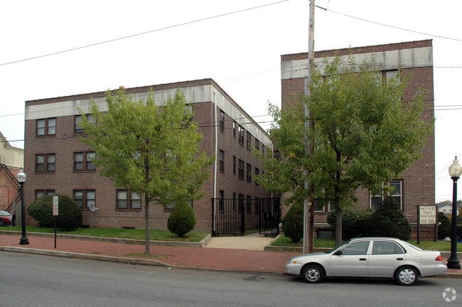 Adams Court Apartments