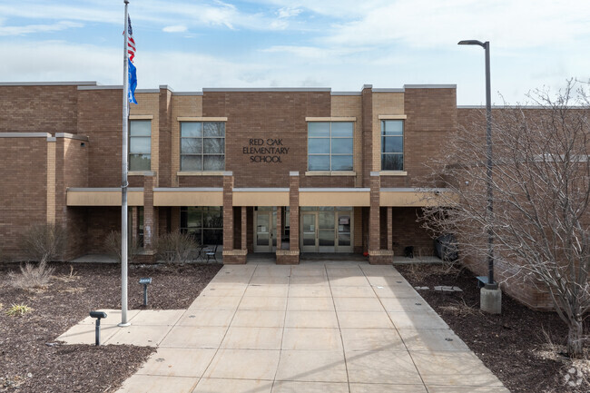 Red Oak Elementary has a student-teacher ratio of 12 to 1.