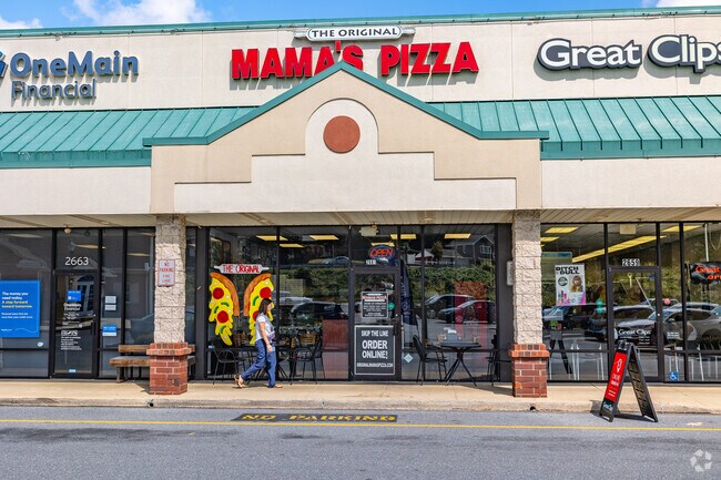 Shopping and dining are within a 5-minute drive of Lincoln Park.