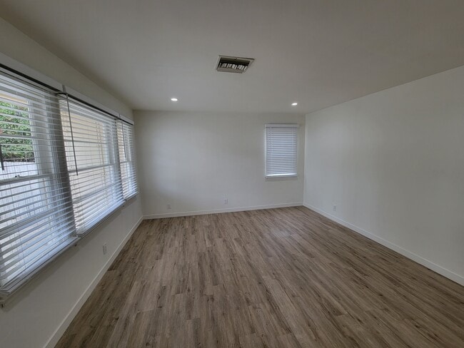 3052 Honolulu Ave unit Front Unit, La Crescenta, CA 91214 - photo 2