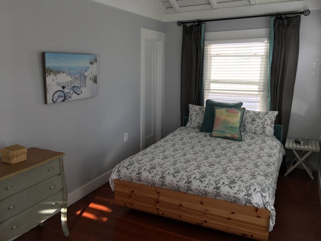 Upper - Bedroom with Queen bed