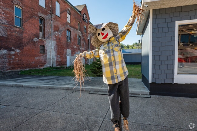 Bellaire decorates the town for the holidays.