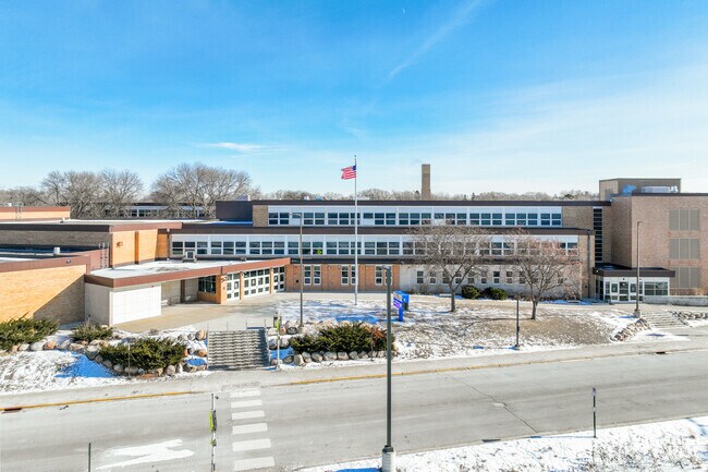 The student population of Robbinsdale Middle is 685 and the school serves 6-8th grade.