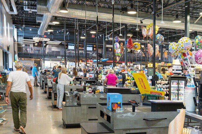 Grocery options near Joerger Ranch offer fresh produce and ready‑made meals.