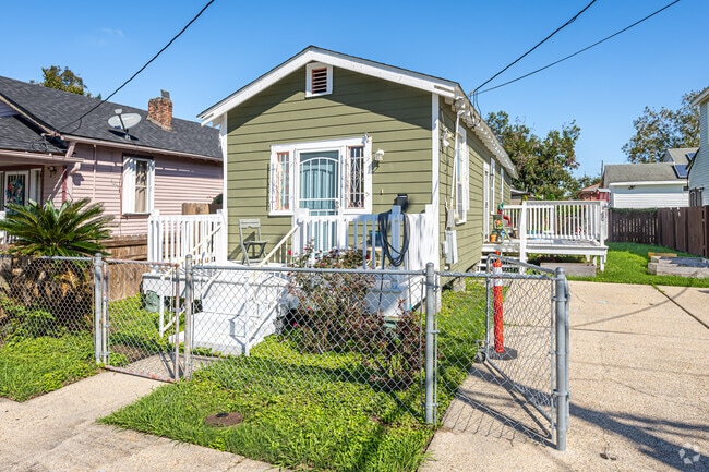 Shotgun homes can be found when looking to move to Hollygrove.