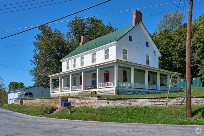 Various farmhouses, colonial homes, and ranch homes can be found in Ringgold.
