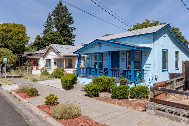 West End Santa Rosa offers colorful bungalows.