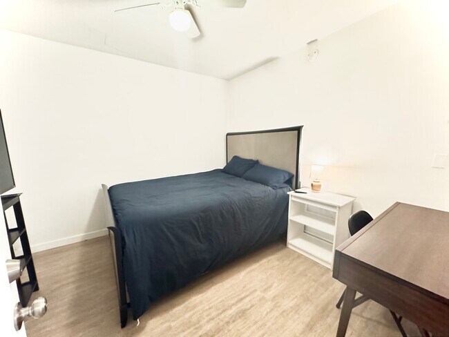 1110 N Sweetzer Ave, West Hollywood, CA 90069 - photo 7