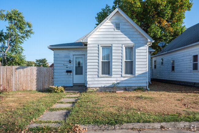 Home designs in 12 Points reflect early 20th-century architecture.