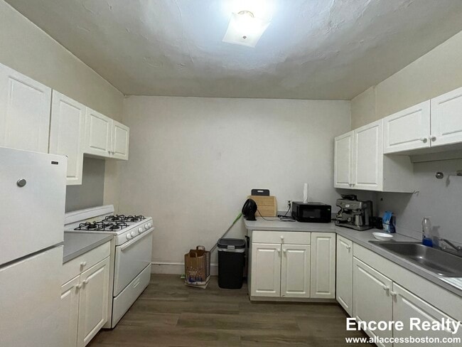 19 Thatcher St unit 64-2, Brookline, MA 02446 - photo 3