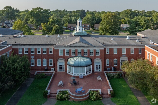 Washington Middle School scored a B- for teachers on niche.com.