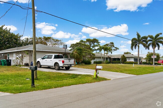 Homes in Floresta Gardens were mostly built between the late 1980s and the early 2000s.
