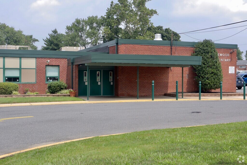 Edgewood Elementary School is a public school located in Folsom, PA serving elementary grades.
