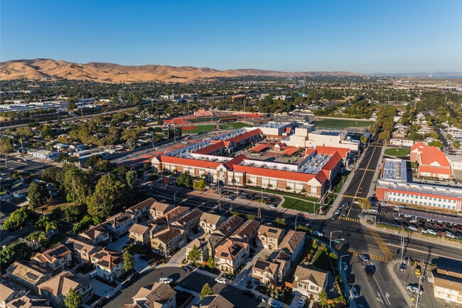 Video clips and photos of the front exterior.