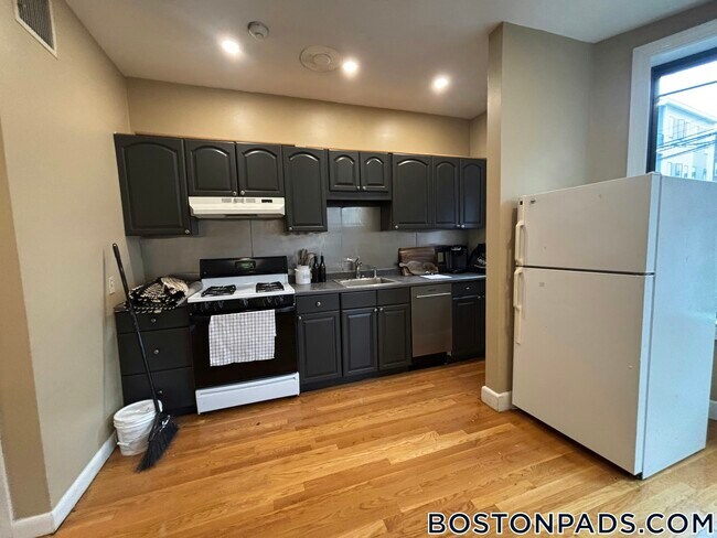 17 Highgate St unit 1, Allston, MA 02134 - photo 5