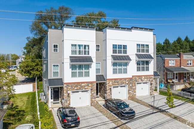 New construction townhomes are being built on available lots in Bridgeport.