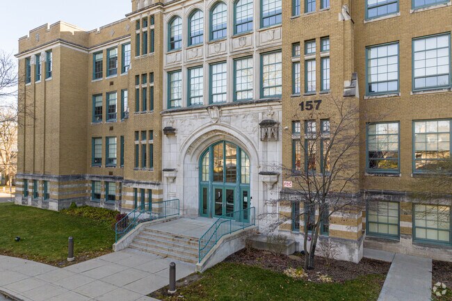 Rodgers Magnet Academy serves 271 students from 4th grade through 8th grade.