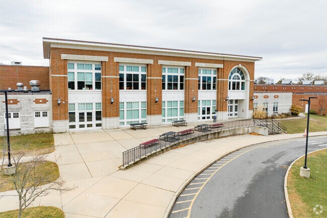 The Charles S. Pierce Middle School is a highly rated, public school located in Milton, MA.