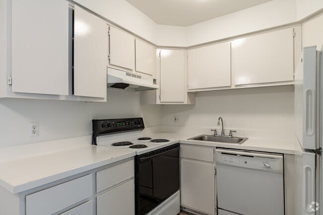 Kings Arms, Sterling Heights, MI 48312 - photo 4