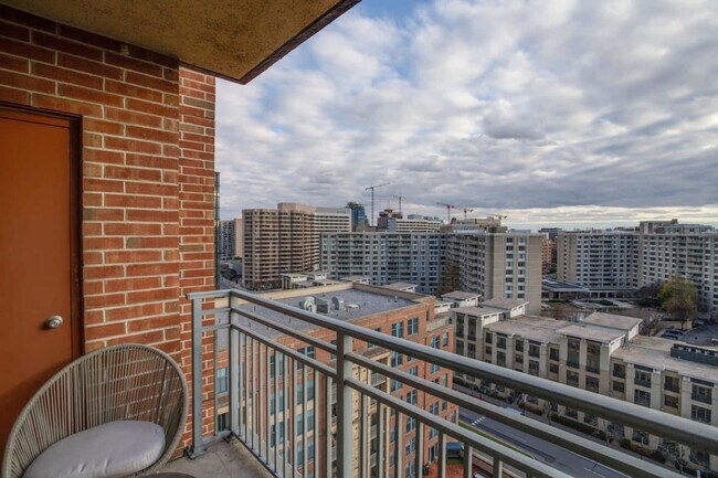 550 14th St S unit FL13-ID1022398P, Arlington, VA 22202 - photo 2