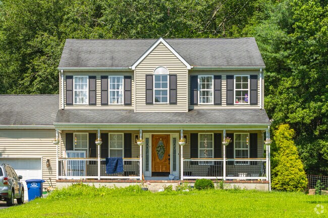 Large colonial homes in New Hanover have shaded front porches to help you beat the heat.