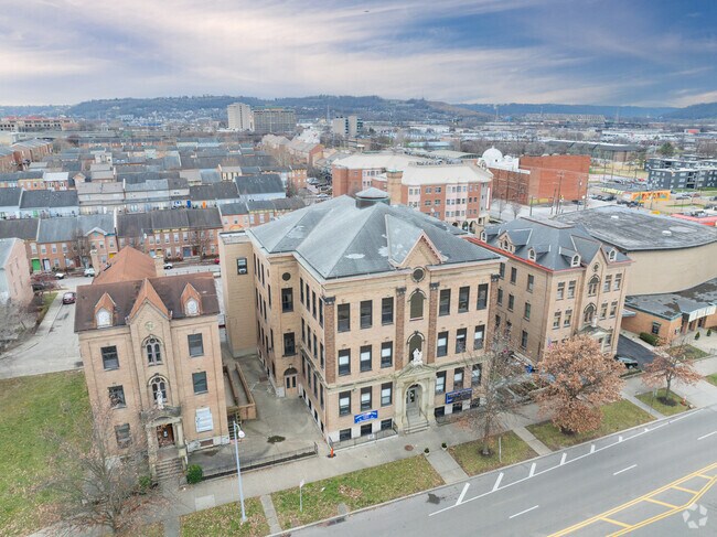 There are many buildings and homes that are near the building.
