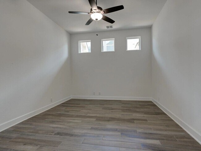 113 Annette Dr unit 36451157, Castroville, TX 78009 - photo 3