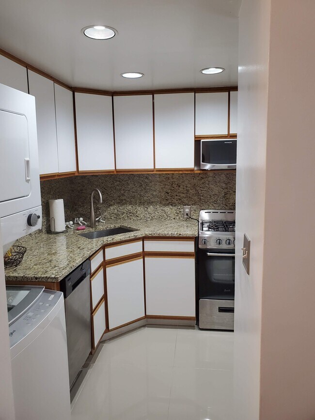 2539 S Bayshore Dr Unit 214, Miami, FL 33133