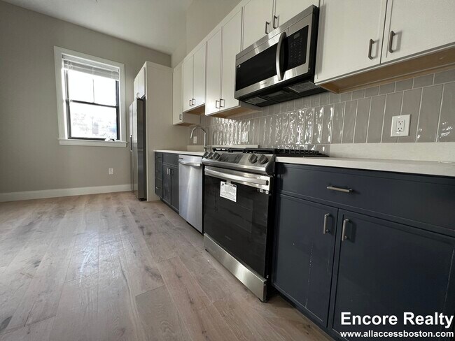 201 Everett St unit 4, Boston, MA 02128 - photo 2