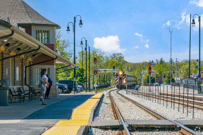 Sandburg residents have quick access to the Metra and Downtown Chicago.