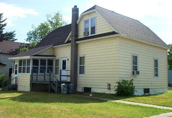 201 N Summit St unit Upstairs 1 BR, Spooner, WI 54801 - photo 6