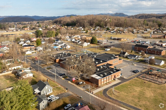 Approximately 371 students attend West Side Elementary School.