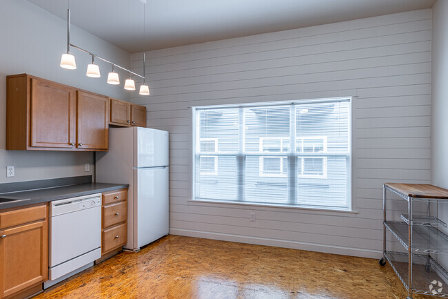 1BR, 1BA - 763 SF