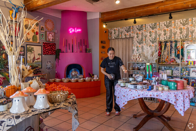 Locally owned Di Luna creates hand-poured candles and sells trinkets near Jefferson Park.