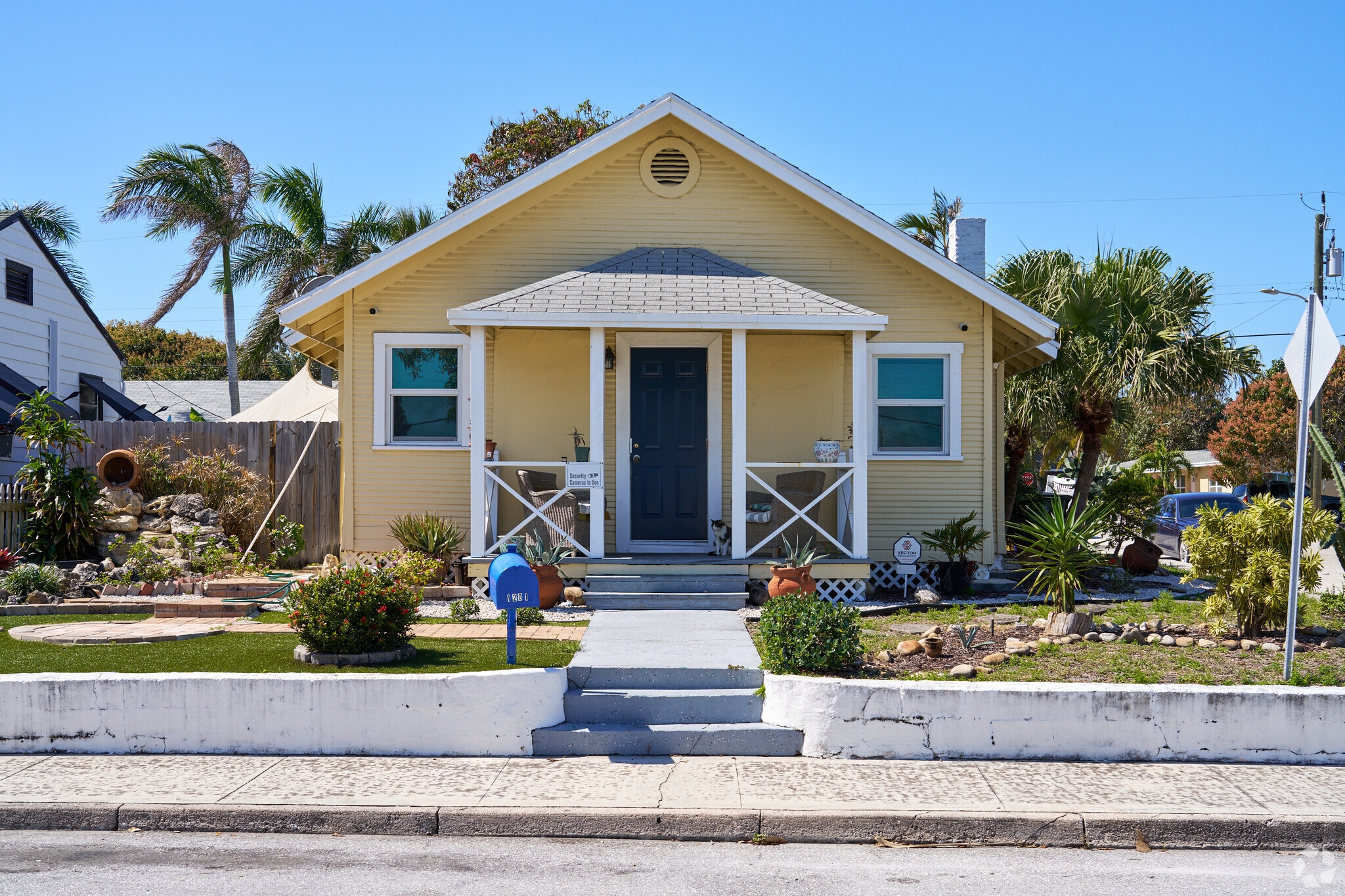 You can find bungalows with beautiful landscaping in Pineapple Beach.