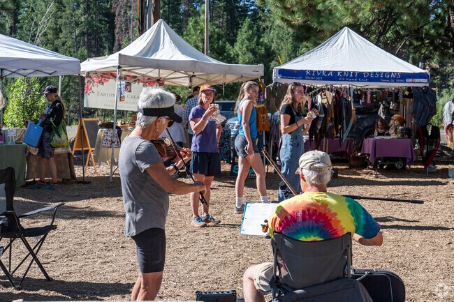 Truckee Certified Farmer's Market usually has local musicians present to create ambiance.