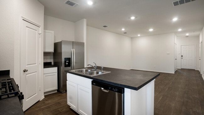 618 Arnold Loop unit B, Uhland, TX 78640 - photo 2