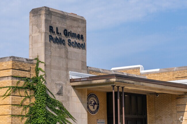 Robert L. Grimes Middle School has 395 students in grades PK, K-8.